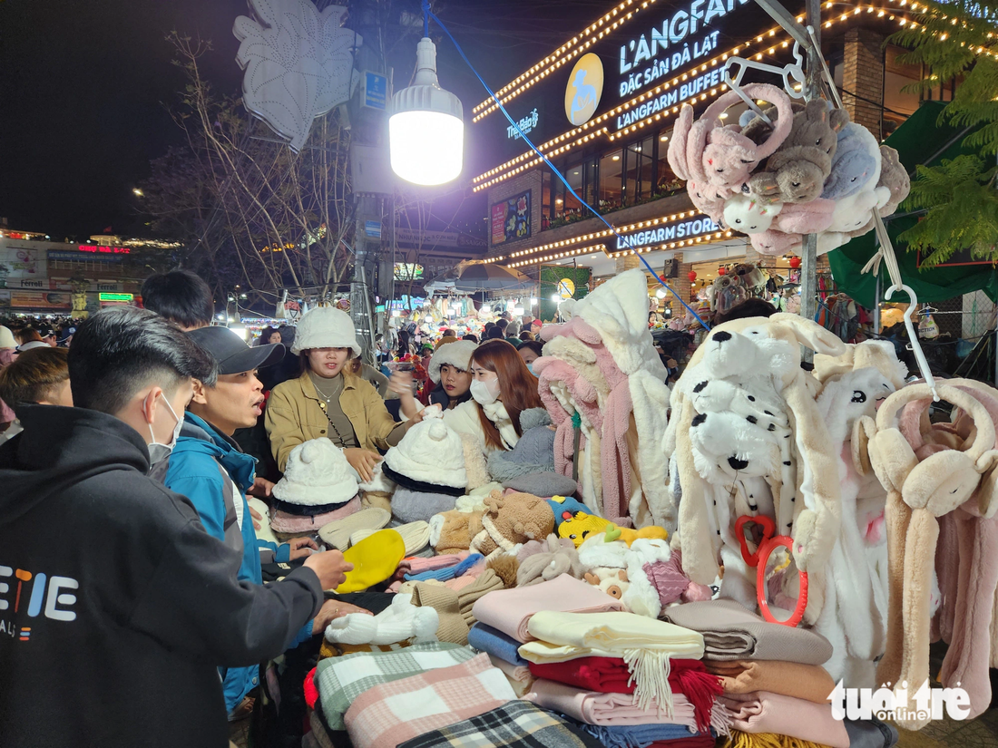Chỉ một đoạn đường ngắn dọc chợ Đà Lạt nhưng thu hút được hàng nghìn du khách mỗi đêm - Ảnh: M.V.