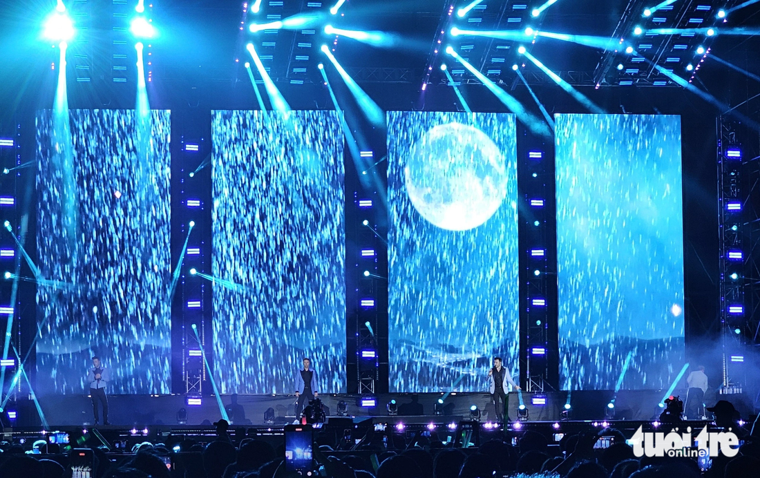 Hiệu ứng hình ảnh trong đêm nhạc của Westlife - Ảnh: MI LY
