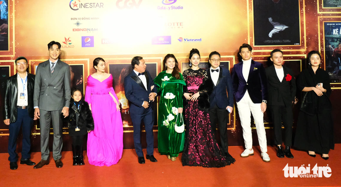 Đoàn phim Người vợ cuối cùng trên thảm đỏ bế mạc Liên hoan phim Việt Nam lần thứ 23 - Ảnh: MAI VINH