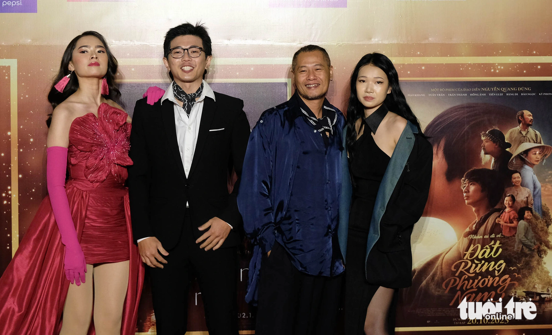 Đoàn phim Tro tàn rực rỡ trên thảm đỏ bế mạc Liên hoan phim Việt Nam lần thứ 23 - Ảnh: MAI VINH