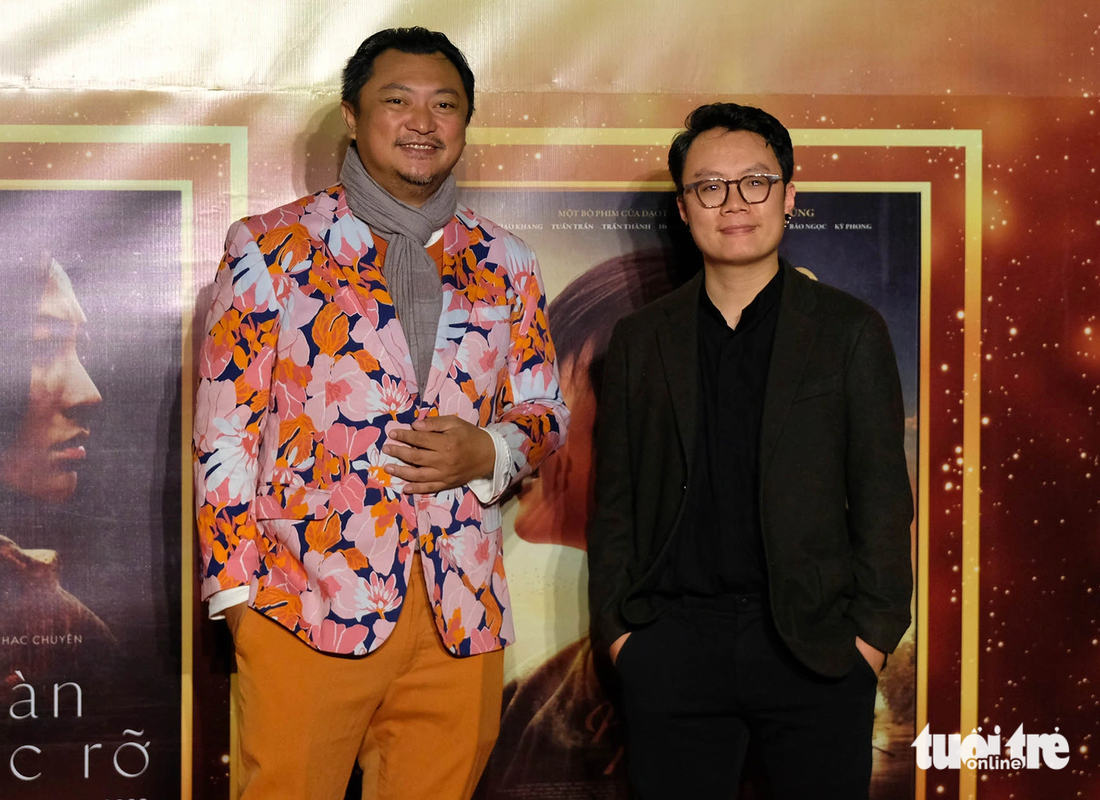 Đạo diễn Phan Gia Nhật Linh và Vick Võ Hoàng (thiết kế âm thanh của phim Em và Trịnh) trên thảm đỏ bế mạc Liên hoan phim Việt Nam lần thứ 23 - Ảnh: MAI VINH