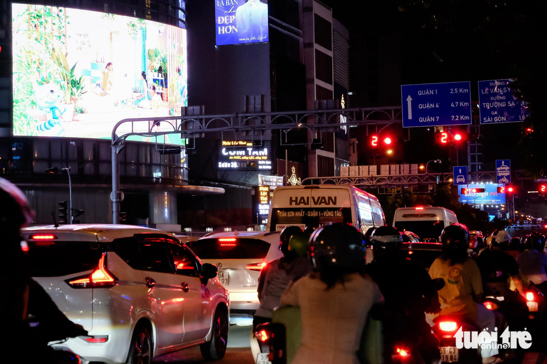 Trong ảnh là màn hình LED quảng cáo tại giao lộ Trần Huy Liệu - Nguyễn Văn Trỗi (quận Phú Nhuận). Người dân phản ánh màn hình LED còn sáng hơn cả đèn tín hiệu giao thông, khiến họ bị chói mắt, mất tập trung