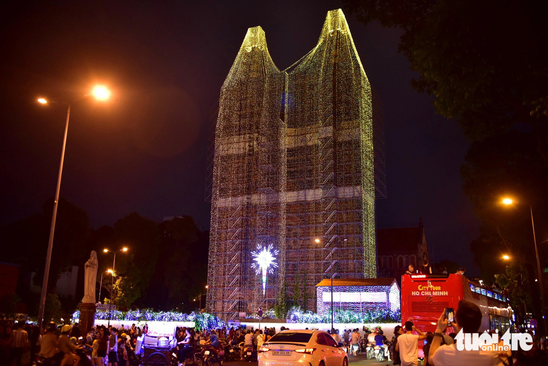 Nhà thờ Đức Bà về đêm nổi bật với đèn led trang trí - Ảnh: T.T.D.