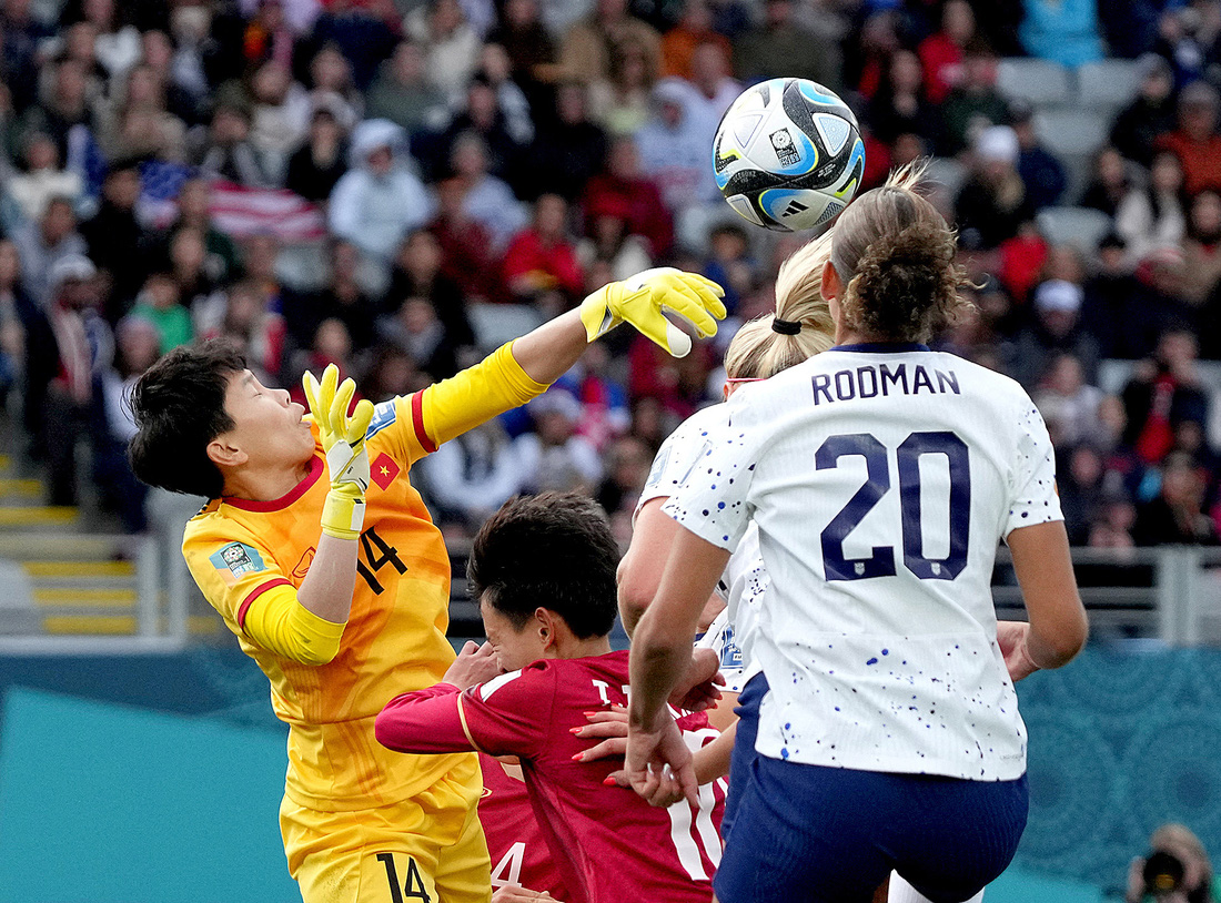 Thủ môn Kim Thanh (áo vàng) cùng đội tuyển nữ Việt Nam đã có kỳ World Cup nữ 2023 đáng nhớ trước đội tuyển nữ Mỹ - Ảnh: REUTERS