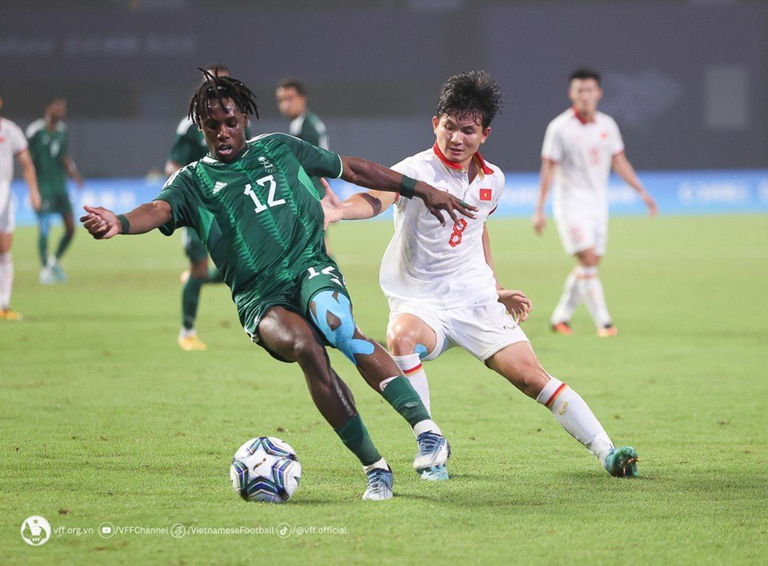 Đội tuyển Olympic Việt Nam (phải) ở trận thua Olympic Saudi Arabia - Ảnh: VFF
