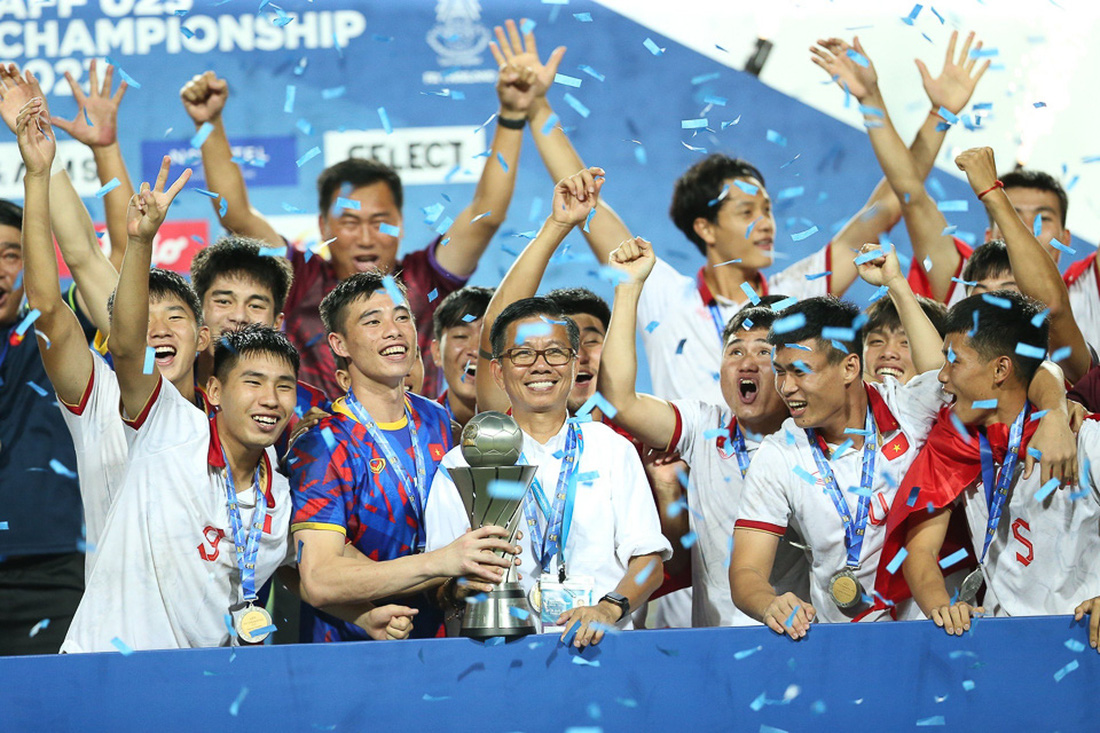 Thầy trò HLV Hoàng Anh Tuấn mừng chức vô địch Giải U23 Đông Nam Á 2023 - Ảnh: VFF