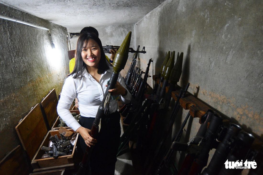 Khách trải nghiệm khám phá hầm bí mật trong tour Biệt động Sài Gòn - Ảnh: QUANG ĐỊNH