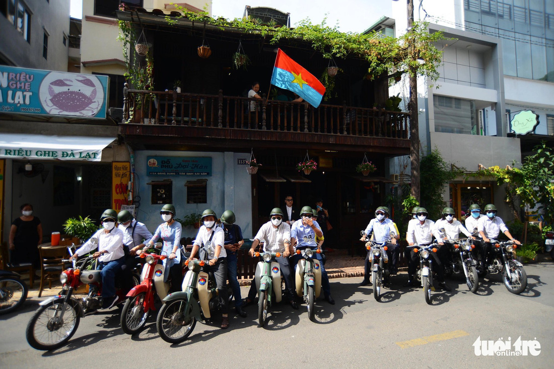 Du khách trước quán cà phê Đỗ Phủ trong tour Biệt động Sài Gòn - Ảnh: QUANG ĐỊNH