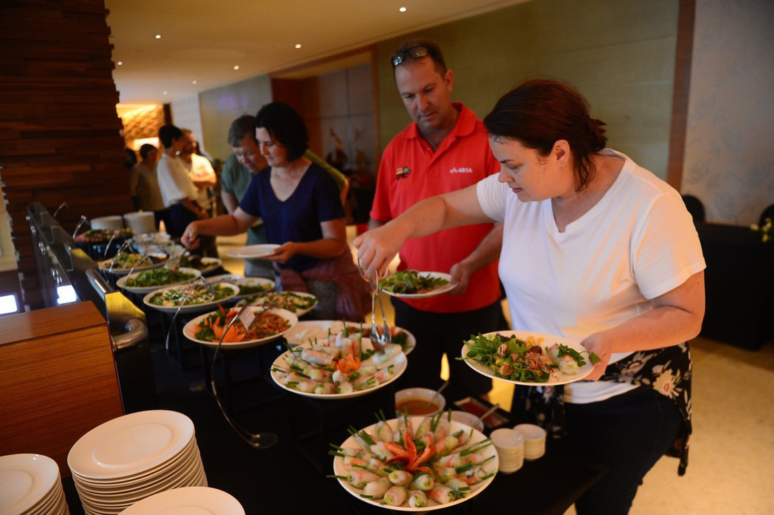 Du khách quốc tế thưởng thức buffet tại InterContinental Saigon - Ảnh: QUANG ĐỊNH