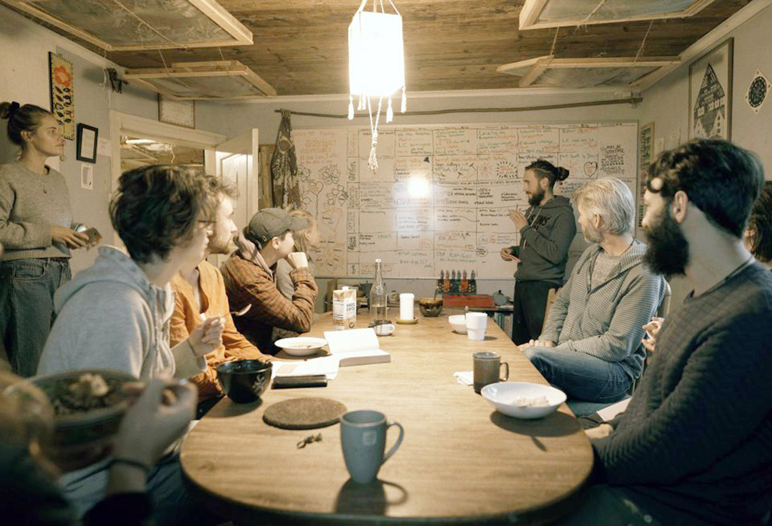 Dân làng cùng ăn sáng để lên kế hoạch làm việc trong ngày - Ảnh: imagine5.com
