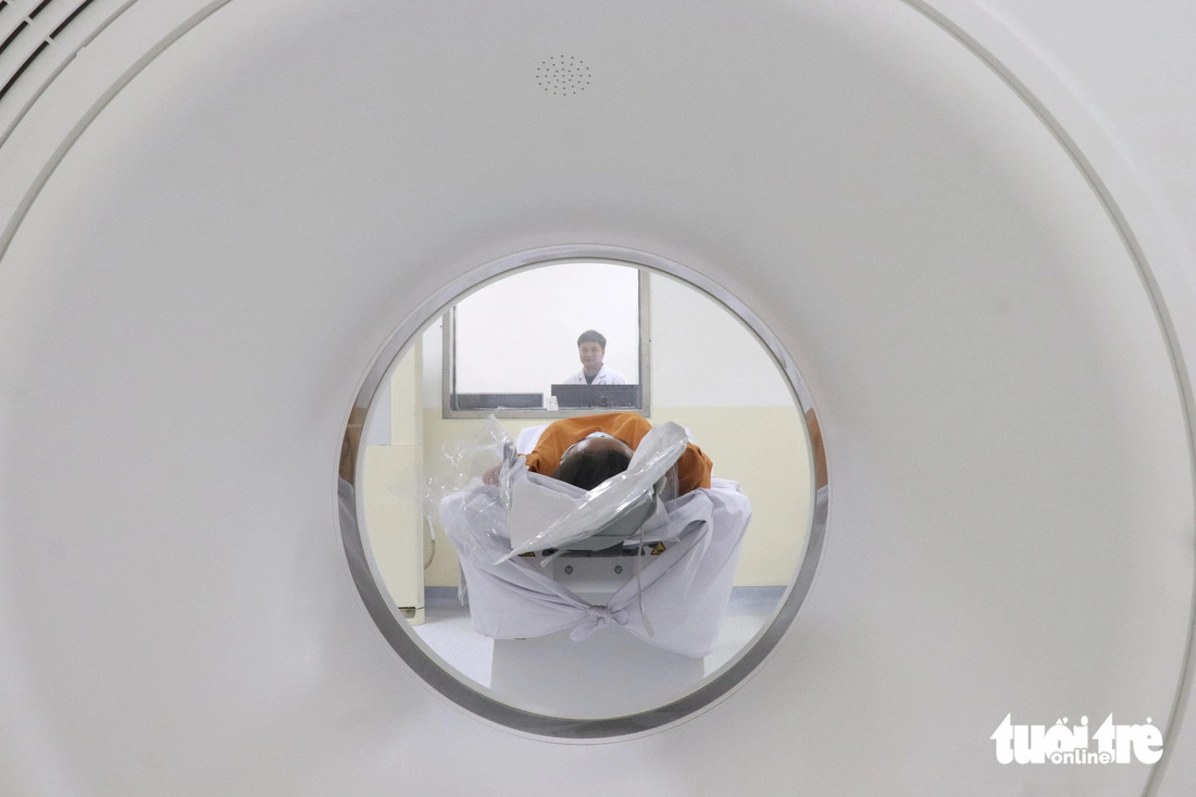 Đầu năm 2024, Bệnh viện Đa khoa khu vực Hóc Môn (TP.HCM) đã có một máy CT-Scan 32 lát cắt mới, sau thời gian các máy cũ bị hư, phải "đắp chiếu", bệnh nhân phải chuyển sang Bệnh viện quận 12 chụp chiếu - Ảnh: XUÂN MAI