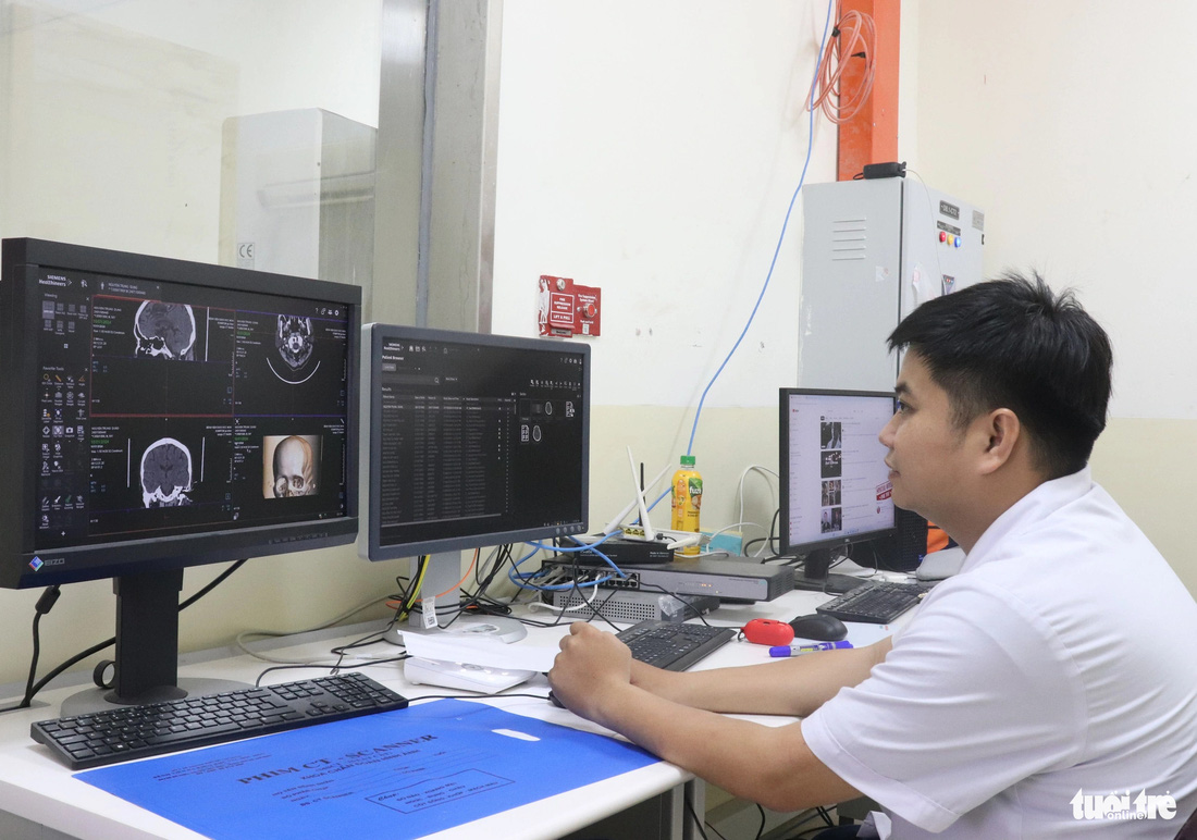 Kỹ thuật viên Trần Thành Long cho hay cả anh và bệnh nhân đều rất vui mừng khi bệnh viện có được máy CT-Scan mới trong đầu năm nay - Ảnh: XUÂN MAI 