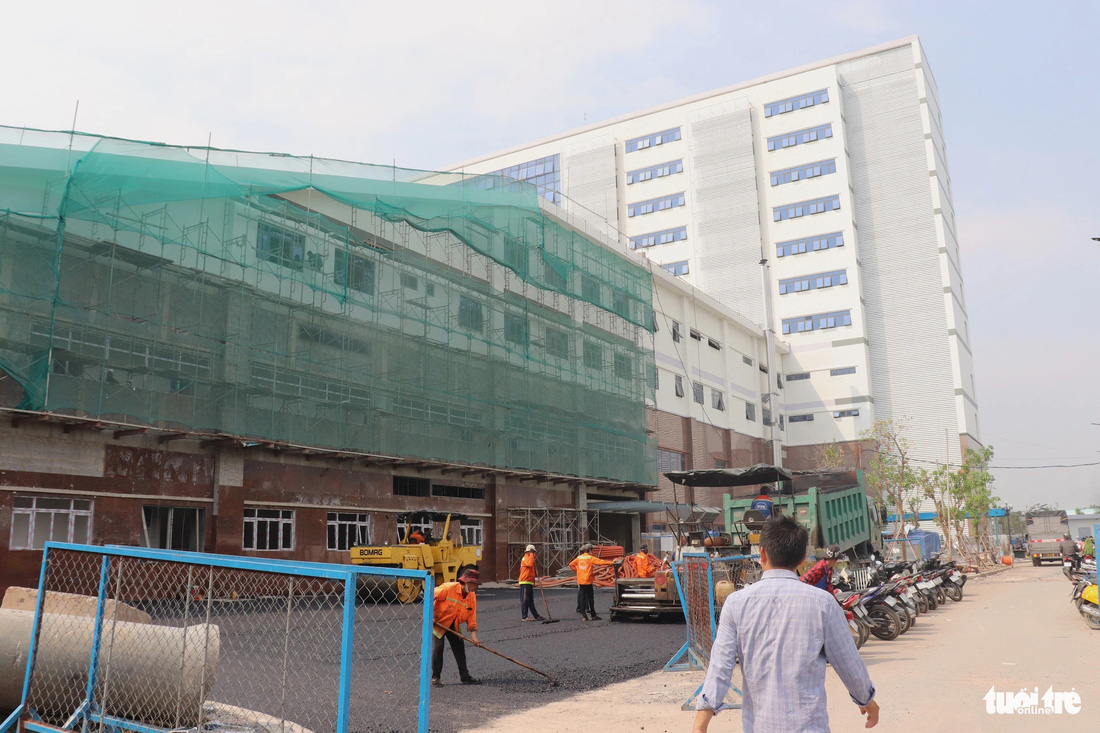 Bệnh viện Đa khoa khu vực Hóc Môn (TP.HCM) gấp rút hoàn thiện những hạng mục trước tòa nhà cao tầng mới - Ảnh: XUÂN MAI