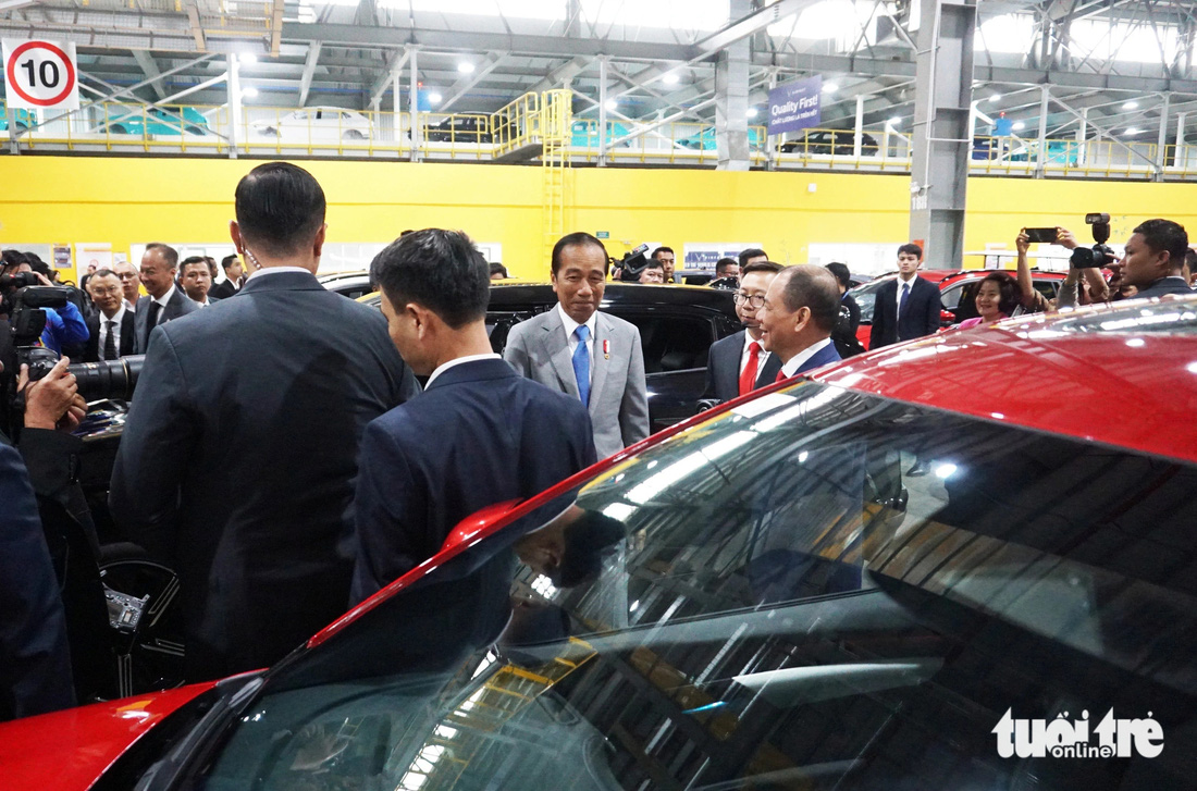 Tổng thống Indonesia Joko Widodo bày tỏ hài lòng khi tham quan, trải nghiệm một số dòng xe ô tô điện tại Tổ hợp nhà máy VinFast Hải Phòng - Ảnh: TIẾN THẮNG