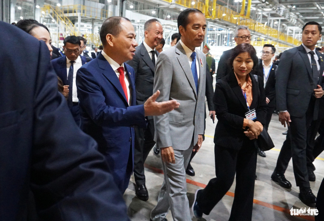 Ông Phạm Nhật Vượng - chủ tịch Tập đoàn Vingroup kiêm tổng giám đốc VinFast toàn cầu - thông tin kế hoạch đầu tư sản xuất xe điện tại Indonesia - Ảnh: TIẾN THẮNG