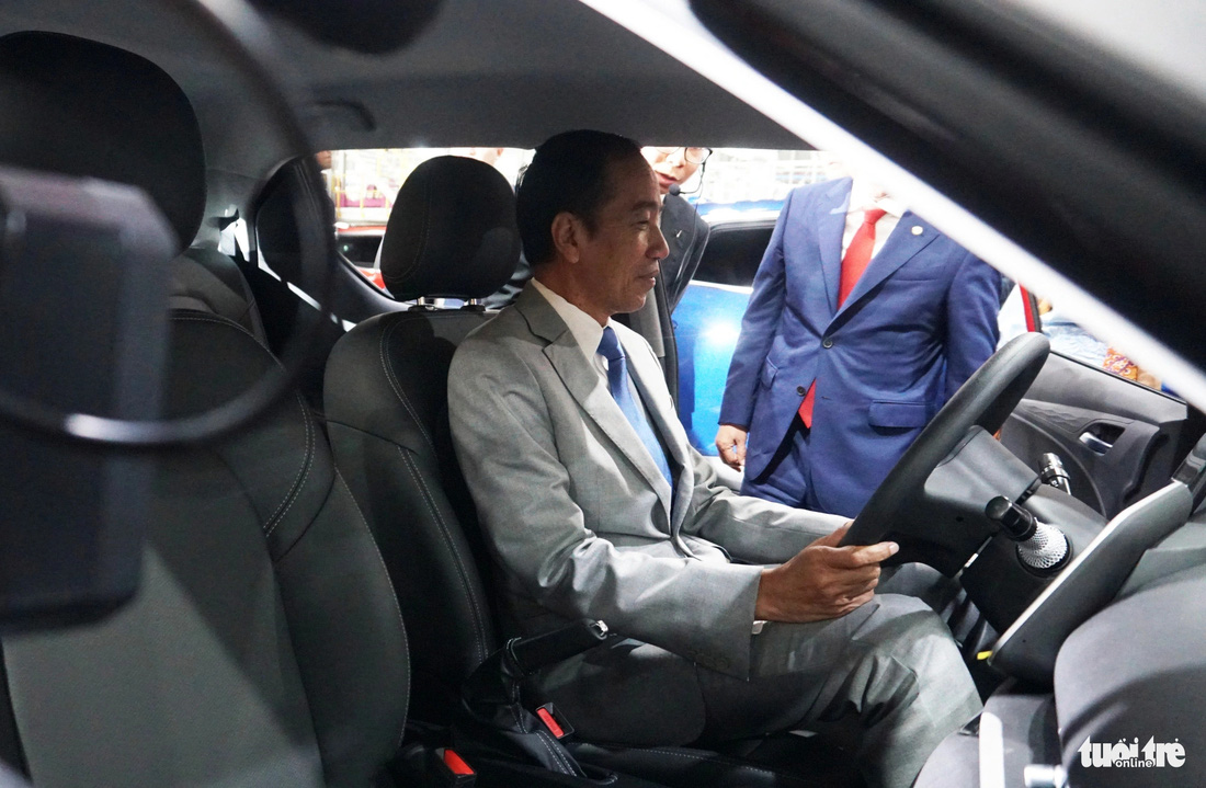 Tổng thống Joko Widodo trực tiếp ngồi cảm nhận những chiếc xe điện do nhà máy VinFast sản xuất - Ảnh: TIẾN THẮNG