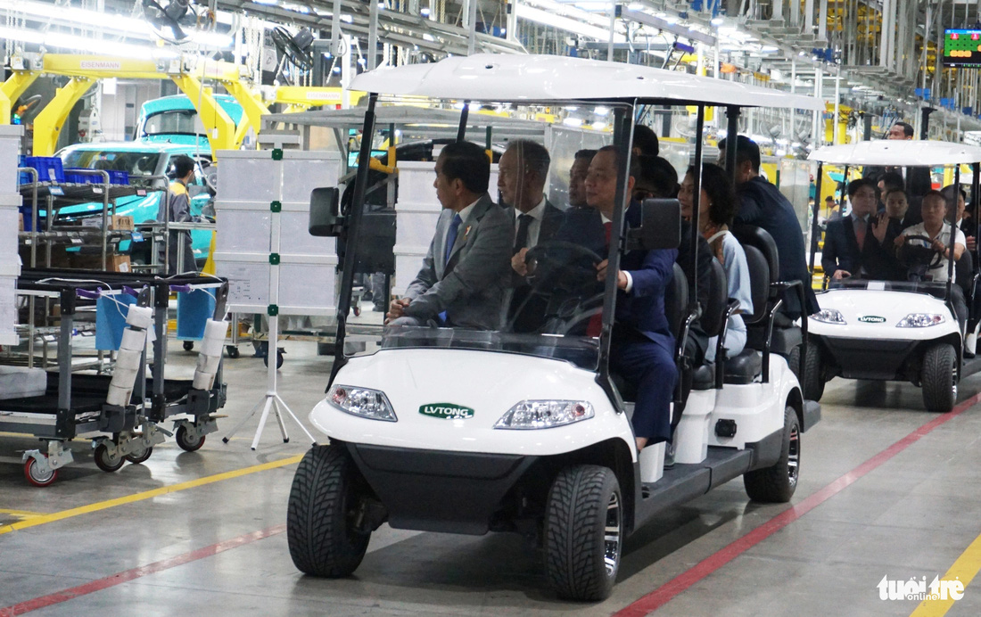 Tổng thống Indonesia Joko Widodo chăm chú theo dõi các dây chuyền sản xuất xe điện của VinFast - Ảnh: TIẾN THẮNG 