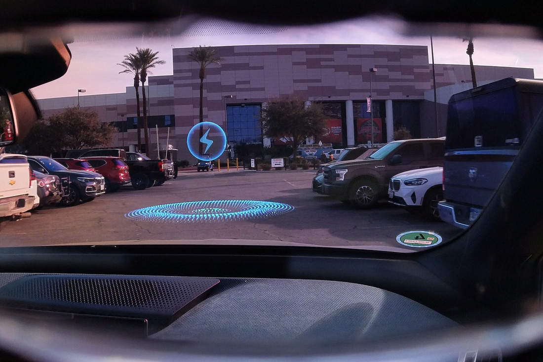 3. Kính lái ảo BMW: BMW mang tới khá nhiều công nghệ và đồ chơi mới tại CES 2024. Tuy nhiên, trang bị ấn tượng nhất phải kể đến kính thực tế ảo của họ. Khi người lái đeo vào, kính này sẽ vận hành như một màn hình HUD khi hiển thị chỉ đường, thông tin các địa điểm xuất hiện trước mặt hay dữ liệu giao thông. Trong tương lai, kính này còn có thể phục vụ giải trí, chẳng hạn cho phép người ngồi sau "tương tác" với khung cảnh bên ngoài bằng công nghệ giả lập - Ảnh: BMW