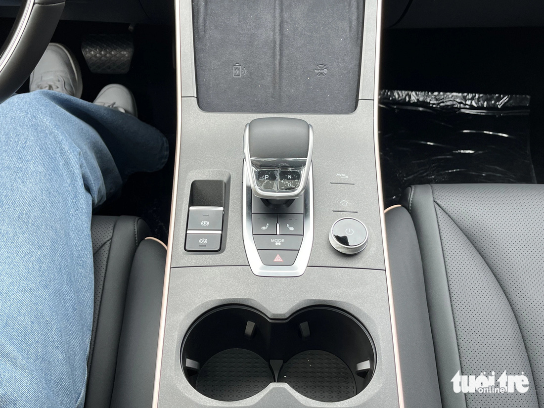 Cần số điện tử và các phím chức năng như phanh tay điện tử, sưởi ghế trước, chuyển chế độ lái được đặt ở khu vực bệ trung tâm. Xe có đèn viền nội thất, khả năng sạc không dây cho hai điện thoại cùng lúc và khởi động từ xa. Nút đề nổ gợi nhớ đến trang bị tương tự trên Mercedes-Benz E-Class