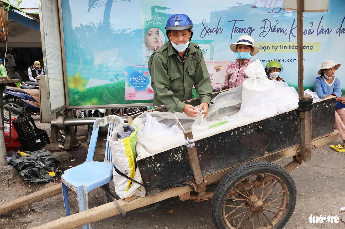 Ông Thăm lặn lội từ Quảng Nam ra Đà Nẵng kéo xe bò cát bán ở chợ Cồn - Ảnh: LÊ TRUNG
