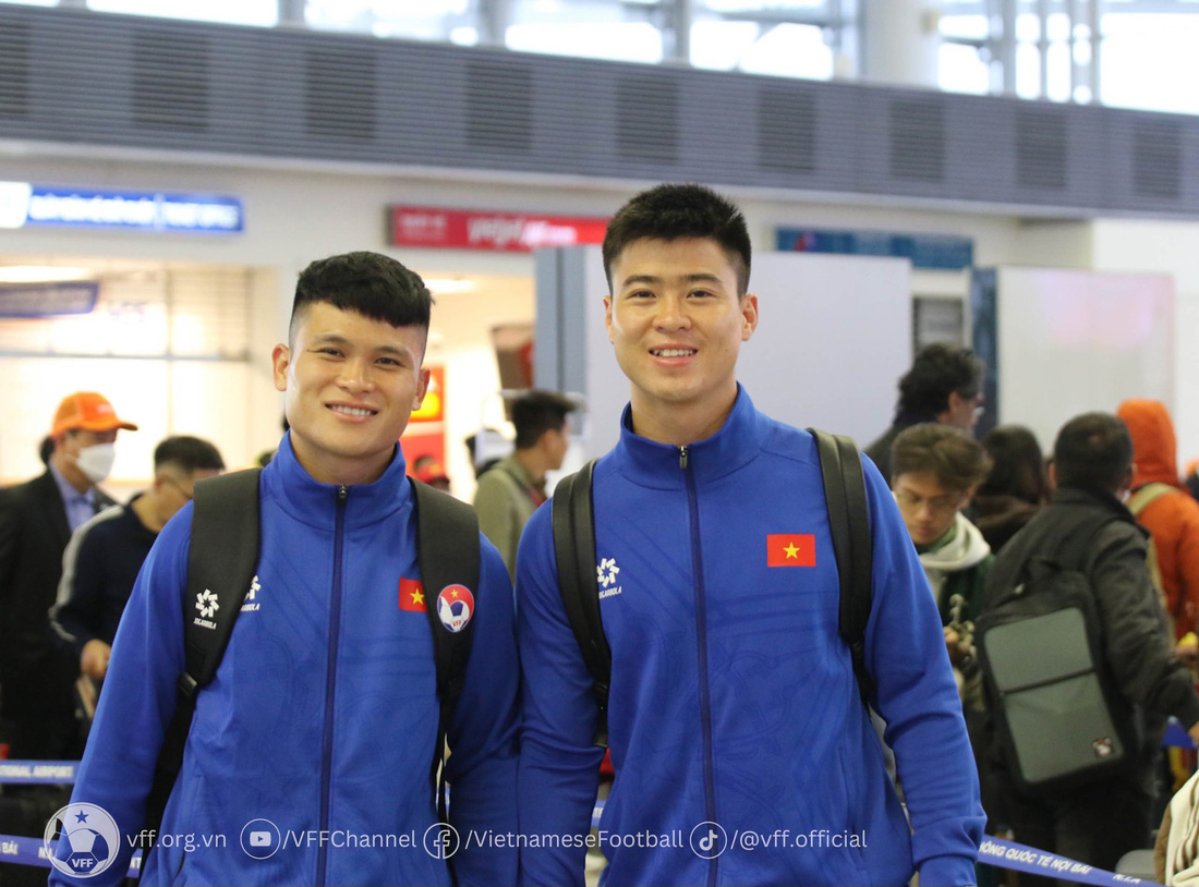 Các thành viên đội tuyển Việt Nam vui vẻ trước giờ khởi hành đi Qatar tập huấn, chuẩn bị cho Asian Cup 2023 - Ảnh: VFF