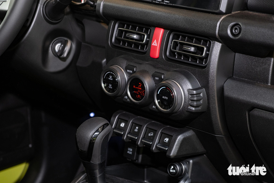 Dủ sức mạnh chỉ 101 mã lực, Suzuki Jimny được trang bị hệ dẫn động 2 cầu 4WD, với các chế độ 2H, 4H và 4L. Hệ thống treo cầu cứng 3 liên kết. Ngoài ra, mẫu xe này còn có phanh giả lập vi sai hạn chế trượt LSD giúp xử lý trong tình huống trơn trượt hoặc mất lực kéo.