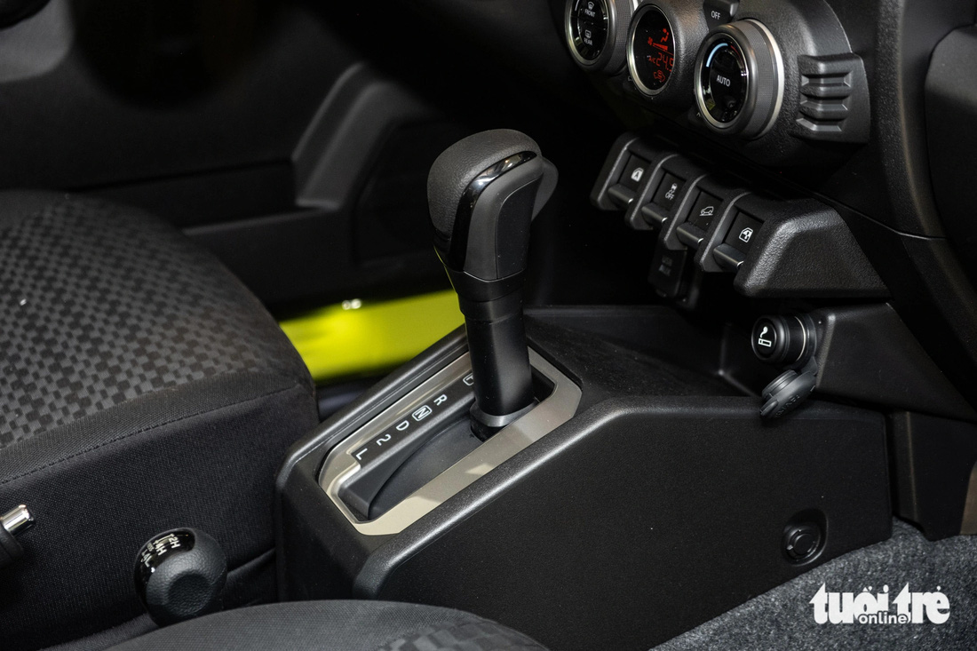 Suzuki trang bị tương đối đầy đủ cho Jimny với loạt trang bị an toàn như hệ thống phanh ABS/BA/EBD, ESP, hỗ trợ đổ dốc, hỗ trợ khởi hành ngang dốc, ga tự động, cân bằng điện tử, 6 túi khí, camera lùi.
