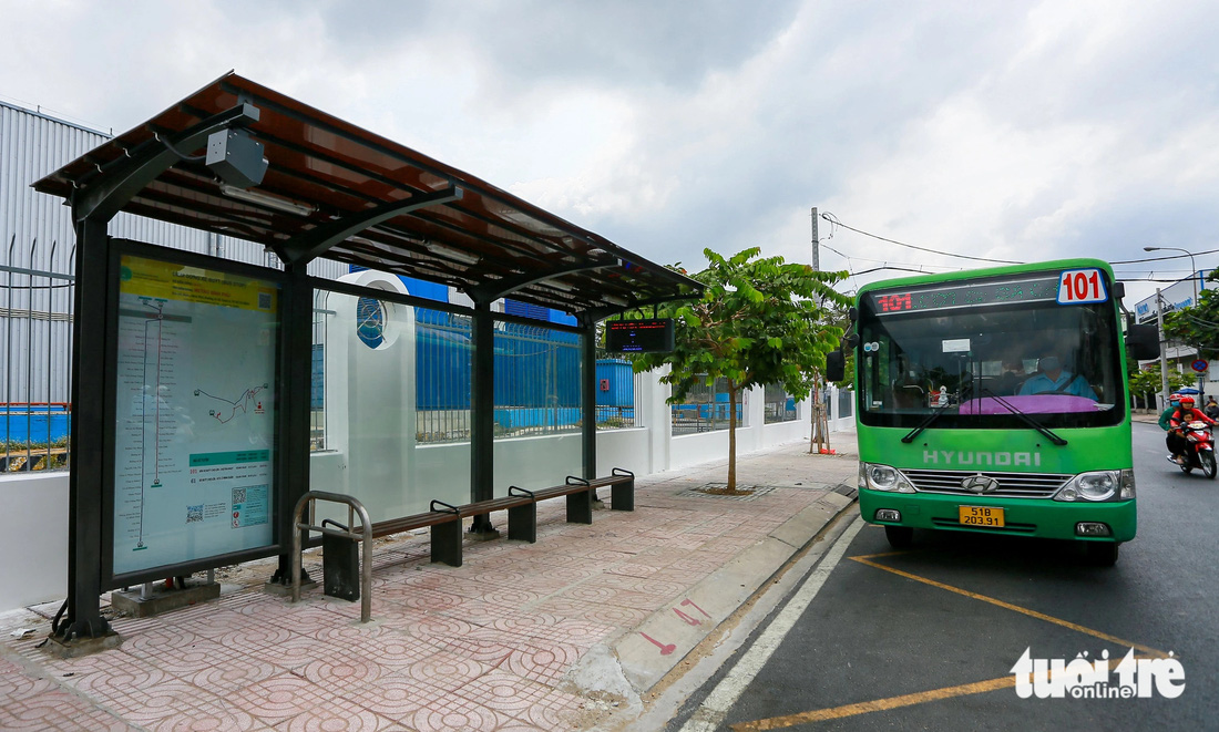 Trung tâm quản lý giao thông công cộng (thuộc Sở Giao thông vận tải TP.HCM) cho biết cùng với việc thay mới xe buýt, trung tâm cũng đã làm một số dự án để thay thế, duy tu bảo dưỡng kết cấu hạ tầng giao thông để phục vụ giao thông công cộng