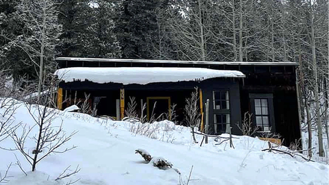 Ngôi nhà nhỏ của Moyer chìm ngập trong băng tuyết vào mùa đông khắc nghiệt - Ảnh: The Guardian