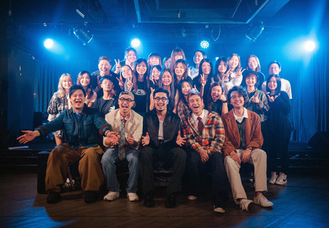 Vũ. và ban nhạc Dear Jane (ngồi hàng đầu) cùng những người hâm mộ ở Hong Kong tham gia ghi hình cho MV Những lời hứa bỏ quên - Ảnh: NVCC
