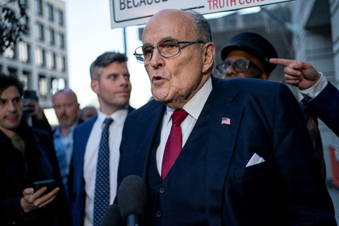 Ông Rudy Giuliani tỏ ra bất mãn sau khi bị tuyên bồi thường 148 triệu USD - Ảnh: REUTERS