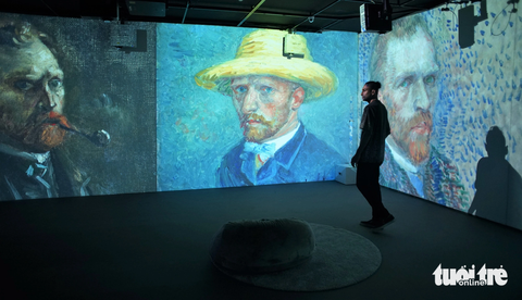 Sivaraj Pragasm đánh giá cao cách dẫn dắt trải nghiệm về Van Gogh tại triển lãm - Ảnh: H.VY