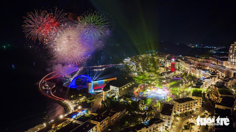 Chương trình countdown 2024 bên Cầu Hôn ở Phú Quốc đã thu hút hàng ngàn du khách đến tham quan - Ảnh: H.T.