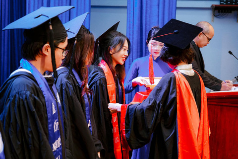 Sinh viên Trường đại học Mở TP.HCM trong lễ tốt nghiệp - Ảnh: N.T.