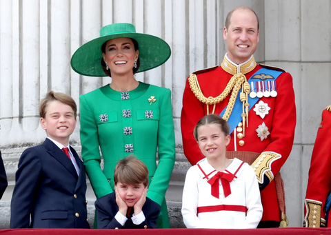 Bức ảnh chụp gia đình Kate và Hoàng tử William hôm 17-6 tại Cung điện Buckingham - Ảnh: Getty