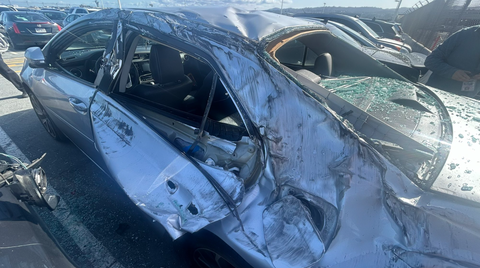 Một chiếc xe hơi tại bãi đậu xe thuộc Sân bay quốc tế San Francisco bị hư hại do lốp máy bay rơi ra từ máy bay của Hãng hàng không United Airlines - Ảnh: @WilsonKPIX/X