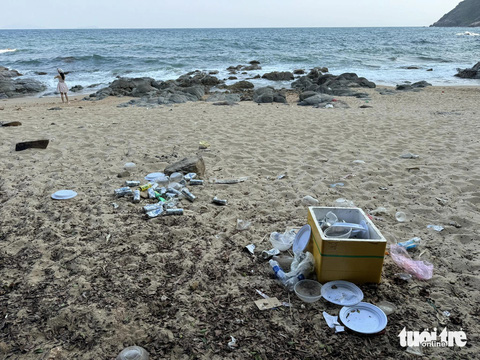 Ghềnh Bàng ở Sơn Trà là bãi biển hoang sơ đã ngập rác bởi những nhóm tụ tập ăn uống, cắm trại để lại - Ảnh: Moon Black