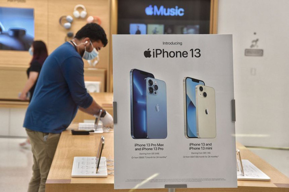 Bloomberg: Thiếu chip toàn cầu, Apple có thể giảm sản lượng iPhone 13 - Ảnh 1.