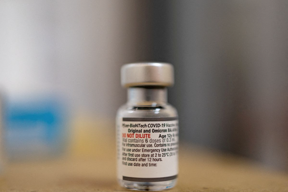 Hàng chục ngàn liều vắc xin COVID-19 ngoại lần đầu đến Trung Quốc - Ảnh 1.