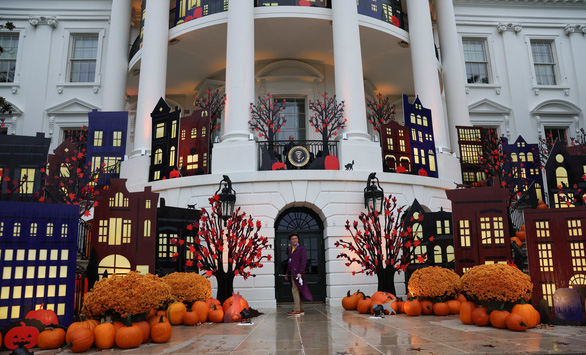 Hình ảnh vợ chồng tổng thống Mỹ chào đón trẻ em vui lễ Halloween ở Nhà Trắng - Ảnh 2.