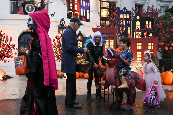 Hình ảnh vợ chồng tổng thống Mỹ chào đón trẻ em vui lễ Halloween ở Nhà Trắng - Ảnh 7.