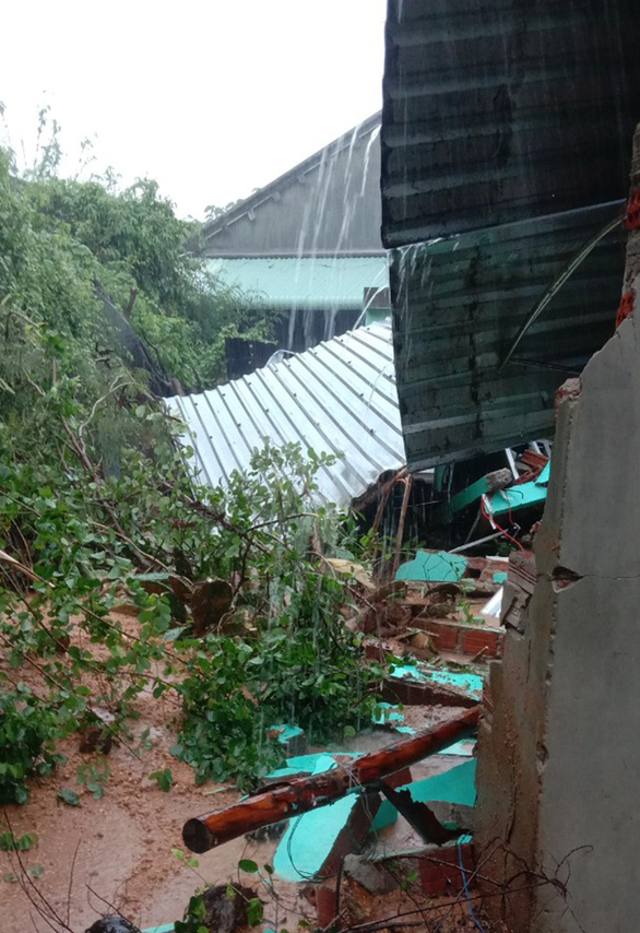 Phú Yên: Mưa lớn gây ngập quốc lộ 1, sập 2 nhà, 2 người bị thương - Ảnh 4.