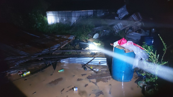 Phú Yên: Mưa lớn gây ngập quốc lộ 1, sập 2 nhà, 2 người bị thương - Ảnh 3.