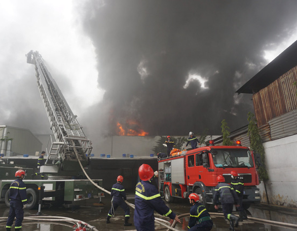 Cháy công ty nhựa ở Khu công nghiệp Hòa Khánh, huy động 100 cảnh sát dập lửa - Ảnh 2.