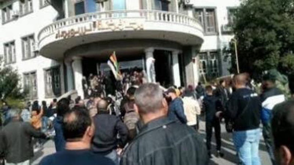 Người biểu tình Syria tấn công văn phòng thống đốc một thành phố phía nam - Ảnh 1.