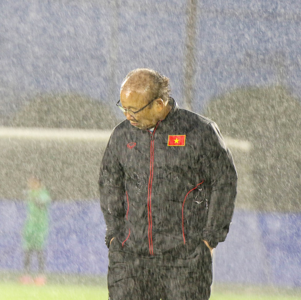 Đội tuyển Việt Nam tập luyện trong mưa to, gió giật tại Nhật Bản - Ảnh 6.