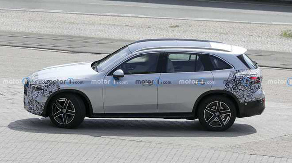 Mercedes-Benz GLC 2023 lộ diện rõ nét hơn: Kết hợp C-Class và S-Class, sẵn sàng đấu BMW X3 - Ảnh 4.