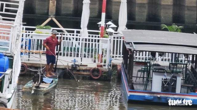 Xuyệt điện đánh bắt cá vẫn tung hoành trên kênh Nhiêu Lộc - Thị Nghè giữa ban ngày - Ảnh 7.