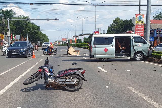 Xe cứu thương va chạm xe máy, một người đàn ông tử vong - Ảnh 1.