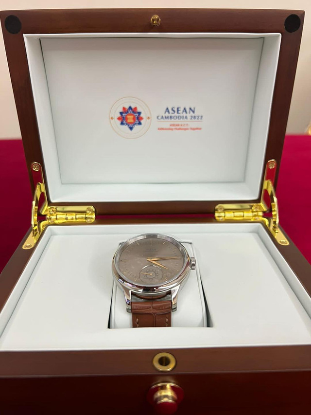 Campuchia tặng đồng hồ made in Cambodia cho các nhà lãnh đạo dự hội nghị ASEAN - Ảnh 1.